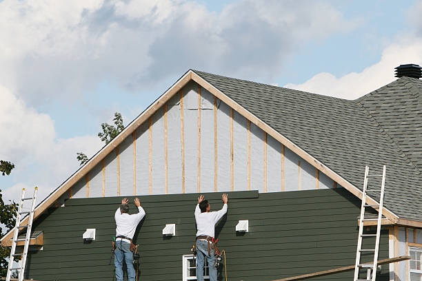 Professional Siding technician working in Raymond, IL